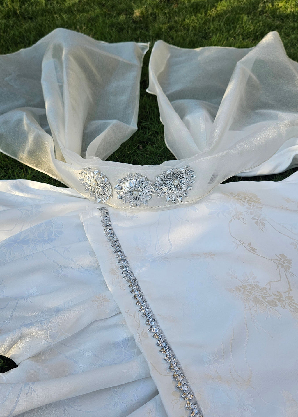 Girls' off-white silk farshi shalwar kameez with silver gota, Giraah kids – photo 5
