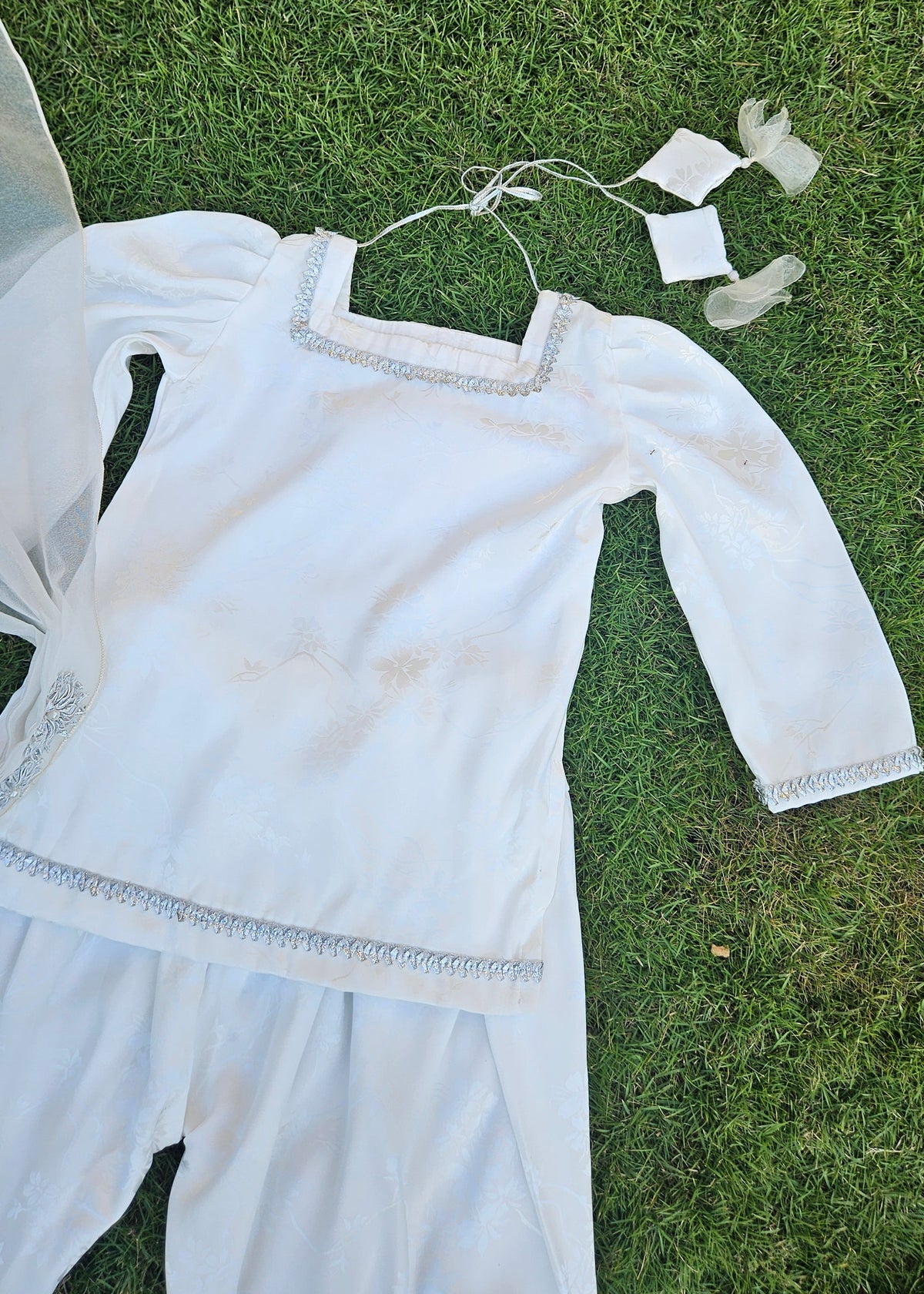 Girls' off-white silk farshi shalwar kameez with silver gota, Giraah kids – photo 2
