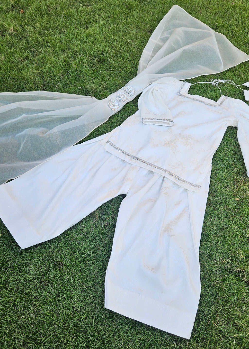 Girls' off-white silk farshi shalwar kameez with silver gota, Giraah kids – photo 3