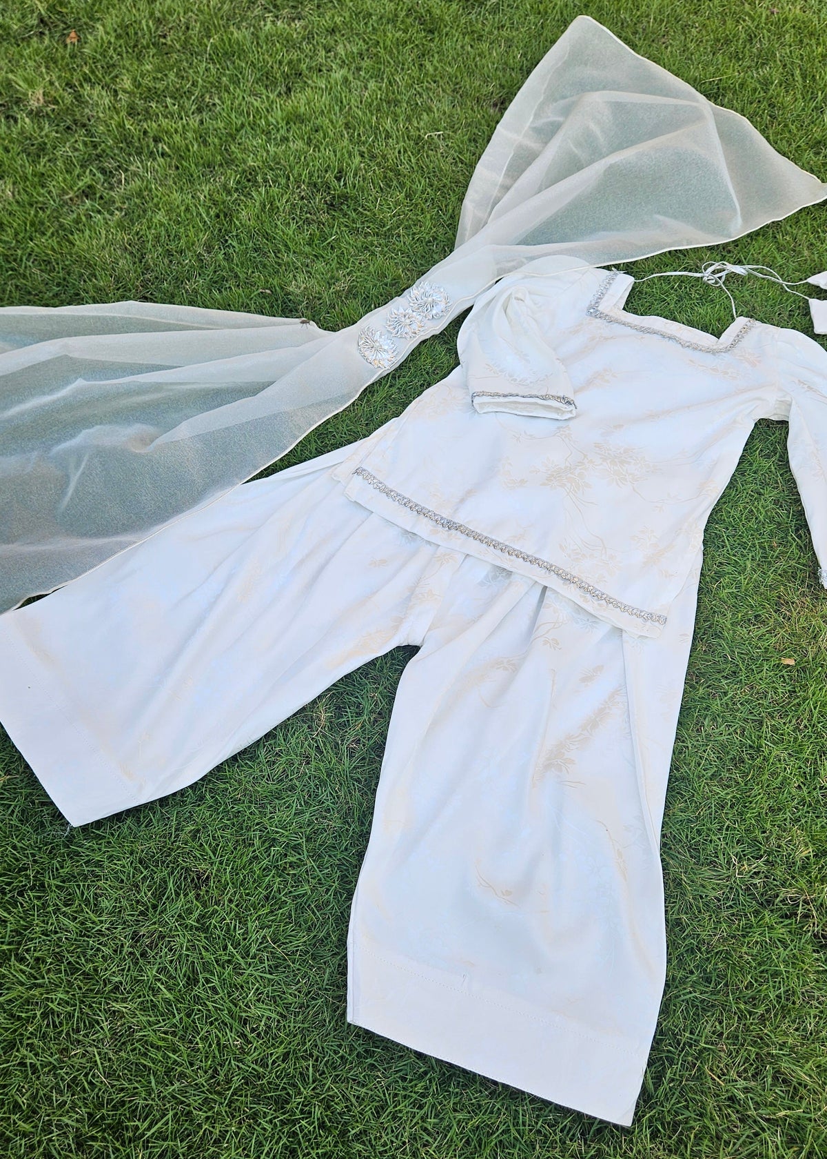 Girls' off-white silk farshi shalwar kameez with silver gota, Giraah kids – photo 3