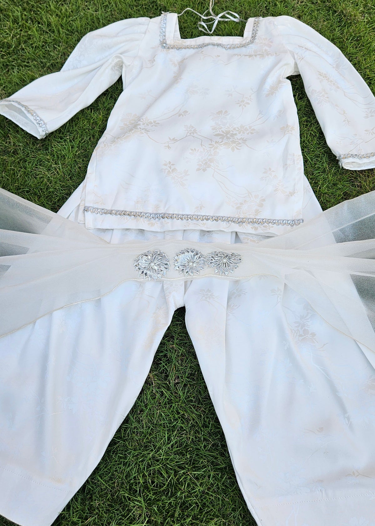 Girls' off-white silk farshi shalwar kameez with silver gota, Giraah kids – photo 8