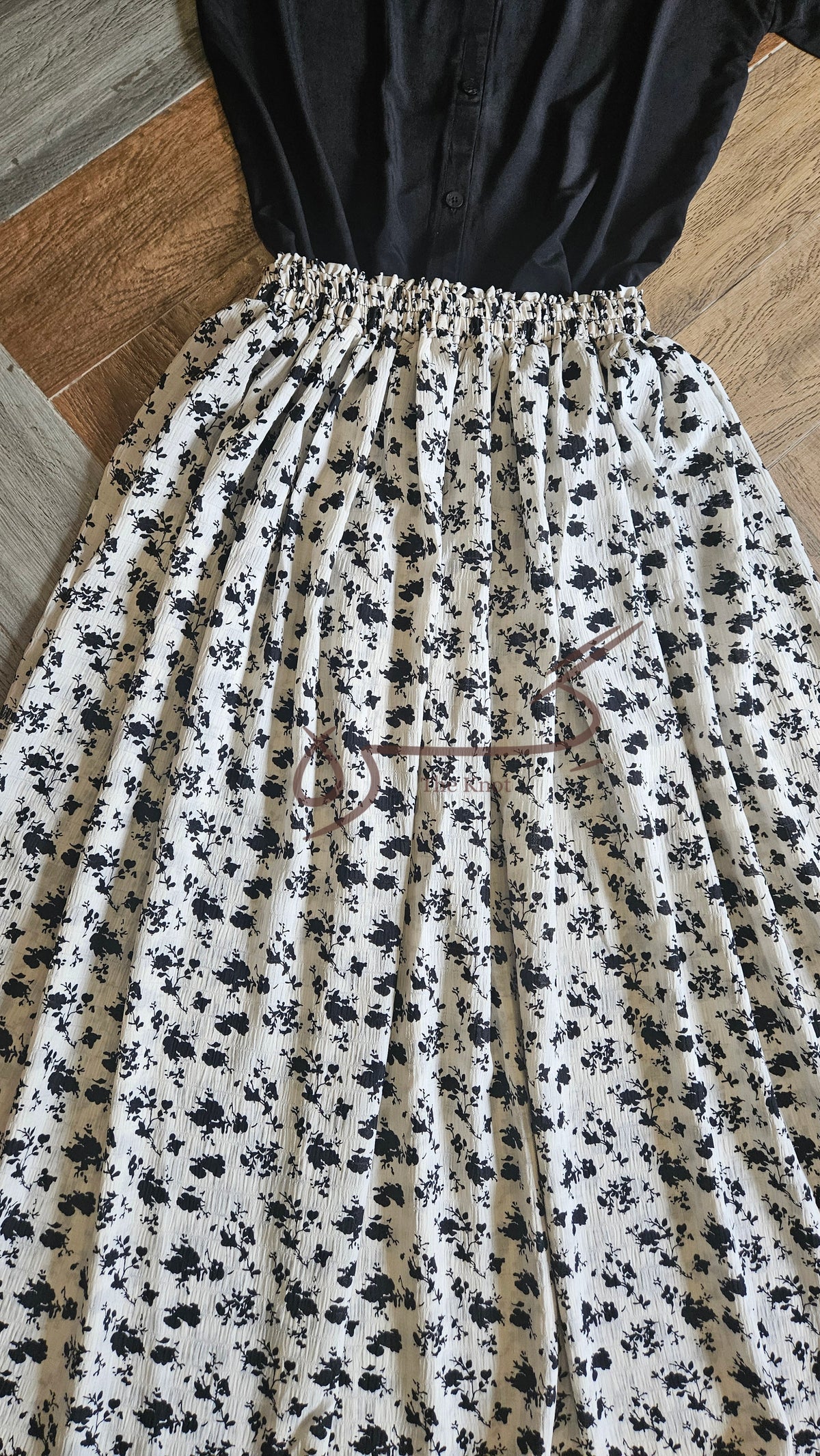 Black and off-white floral skirt with solid shirt, Giraah – photo 4